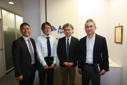 모니터랩(대표 이광후)이 일본에서 NTT, KDDI, SBC그룹등 통신회사 및 대형 IT회사를 대상으로 네트워크 관리 시스템과 통신기기의 개발 및 판매를 하는 일본 상장법인 아티자 네트웍스(Artiza Networks, 대표 토꼬쯔기 타까시)와 SSL 가시성 장비 'AISVA' 공급을 위한 ODM 계약을 체결했다고 16일 밝혔다. 이광후 대표(맨 오른쪽)와 토꼬쯔기 타까시 대표 등이 기념촬영을 하고 있다. 모니터랩 제공